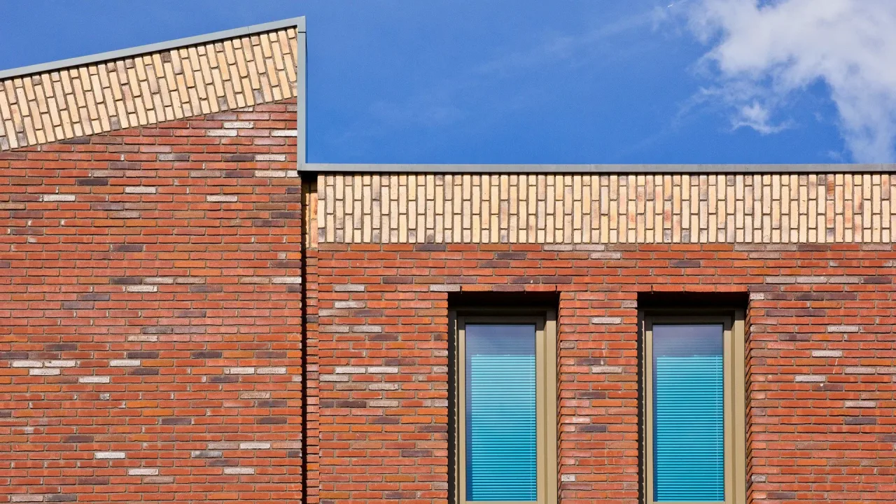 The Red Brick Revolution: Mengapa Material Kampung Ini Jadi Tren Mewah di Arsitektur Modern?