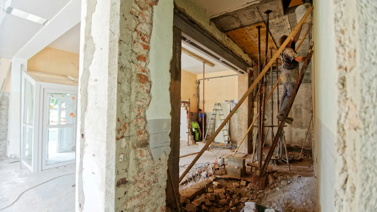 Cara Menghemat Biaya Renovasi Rumah dengan Memanfaatkan Material Bekas